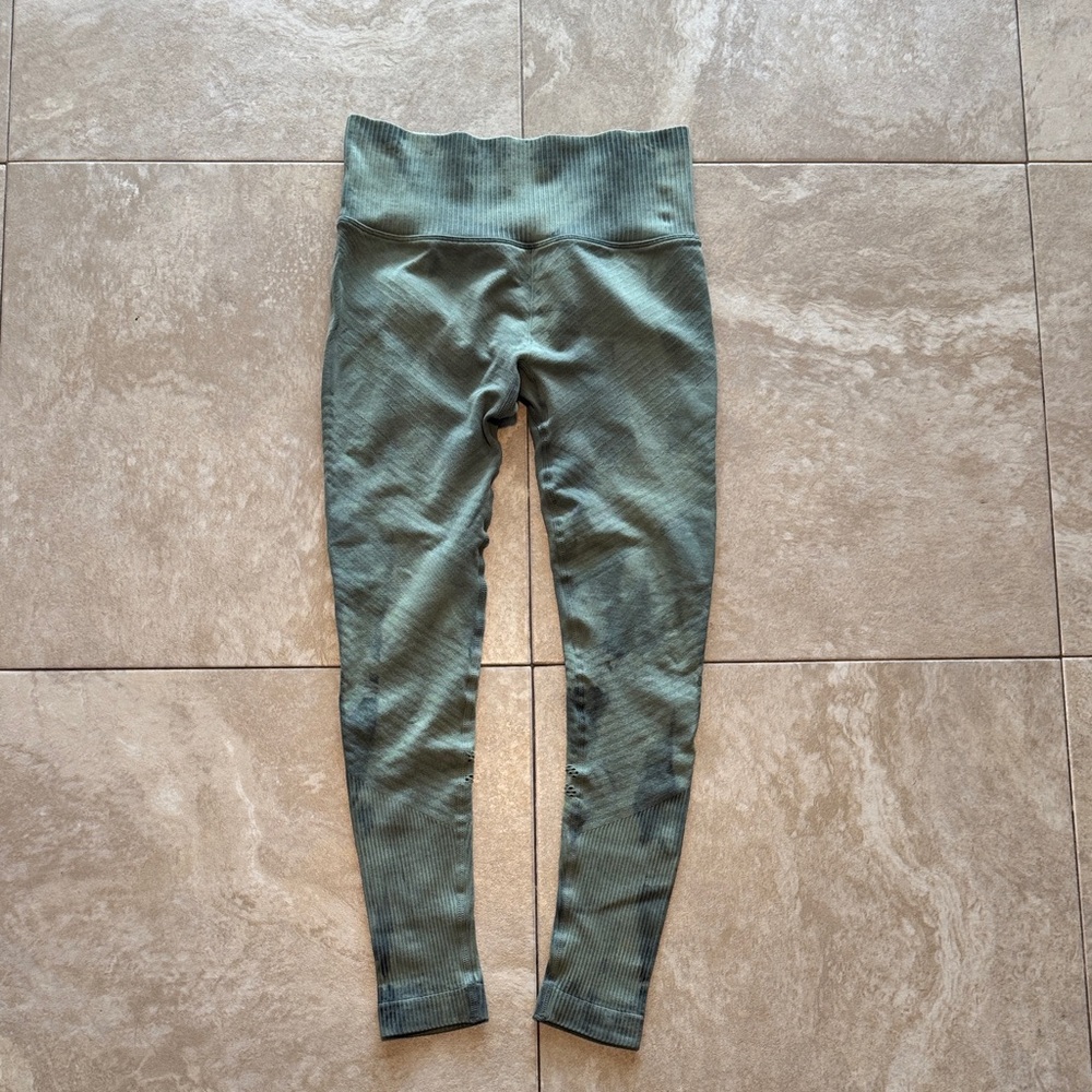 Peached by Nellie Scrutch Booty leggings size M (small) Olive Tie Dye